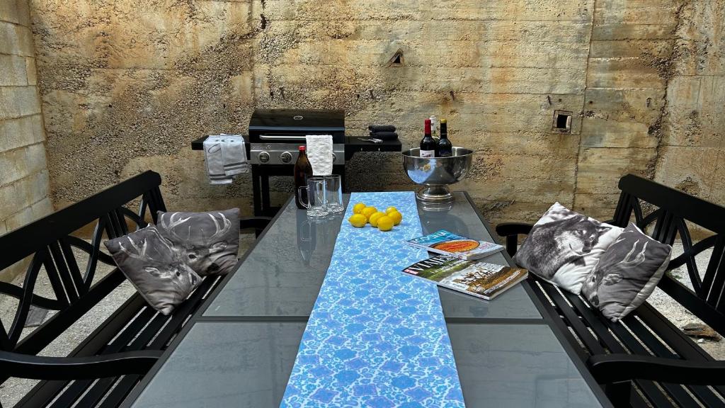 una mesa de cristal con un mantel azul. en Arrayanes Royal, en Sierra Nevada