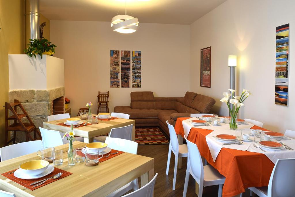 - une salle à manger avec deux tables et un canapé dans l'établissement Culummi Bed & Breakfast, à Cavallino di Lecce