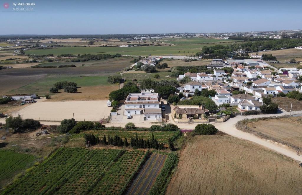 eine Luftansicht eines Hauses in einem Dorf in der Unterkunft Alojamiento Rural Al´Mare in Conil de la Frontera