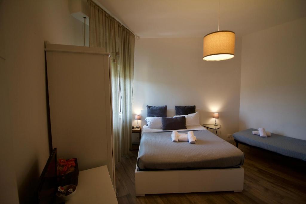 sypialnia z łóżkiem z 2 poduszkami w obiekcie Enjoy Vatican w Rzymie