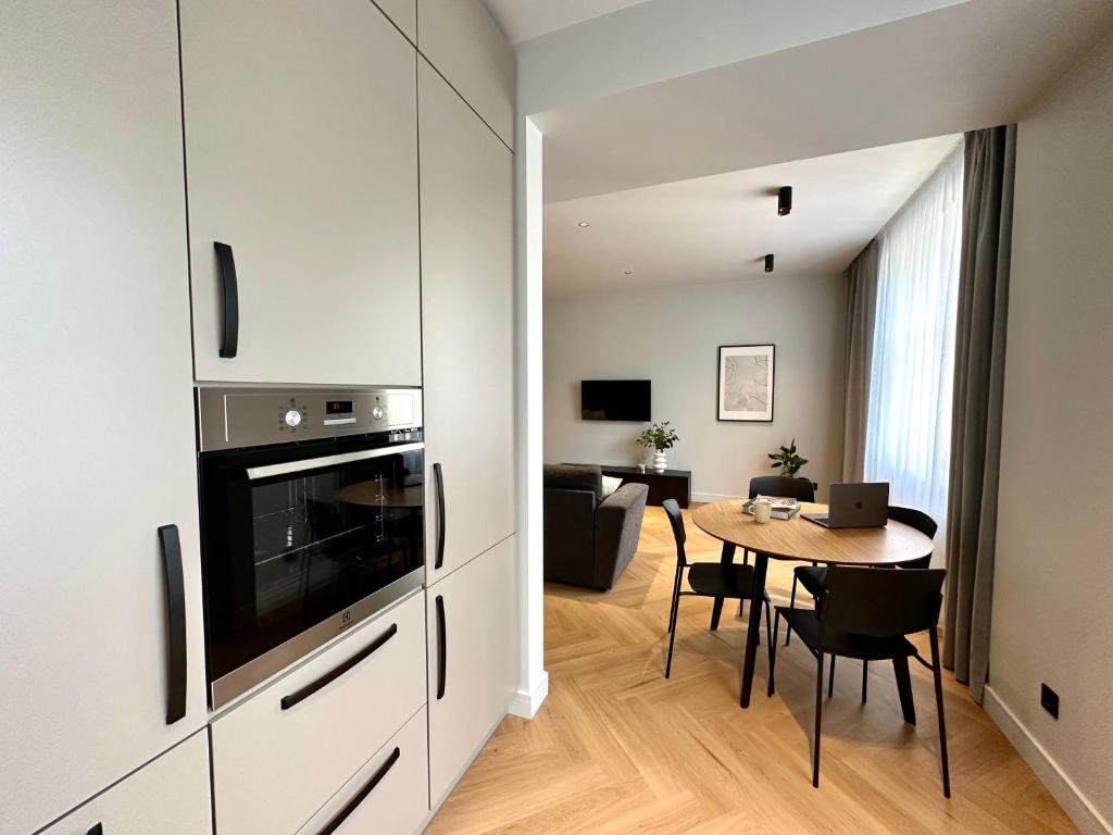eine Küche und ein Esszimmer mit einem Tisch im Zimmer in der Unterkunft Silver Apartment in Daugavpils