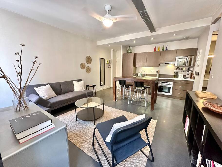 un grand salon avec un canapé et une table dans l'établissement Au cœur du port - Restaurants, Bars et WIFI, à Nice