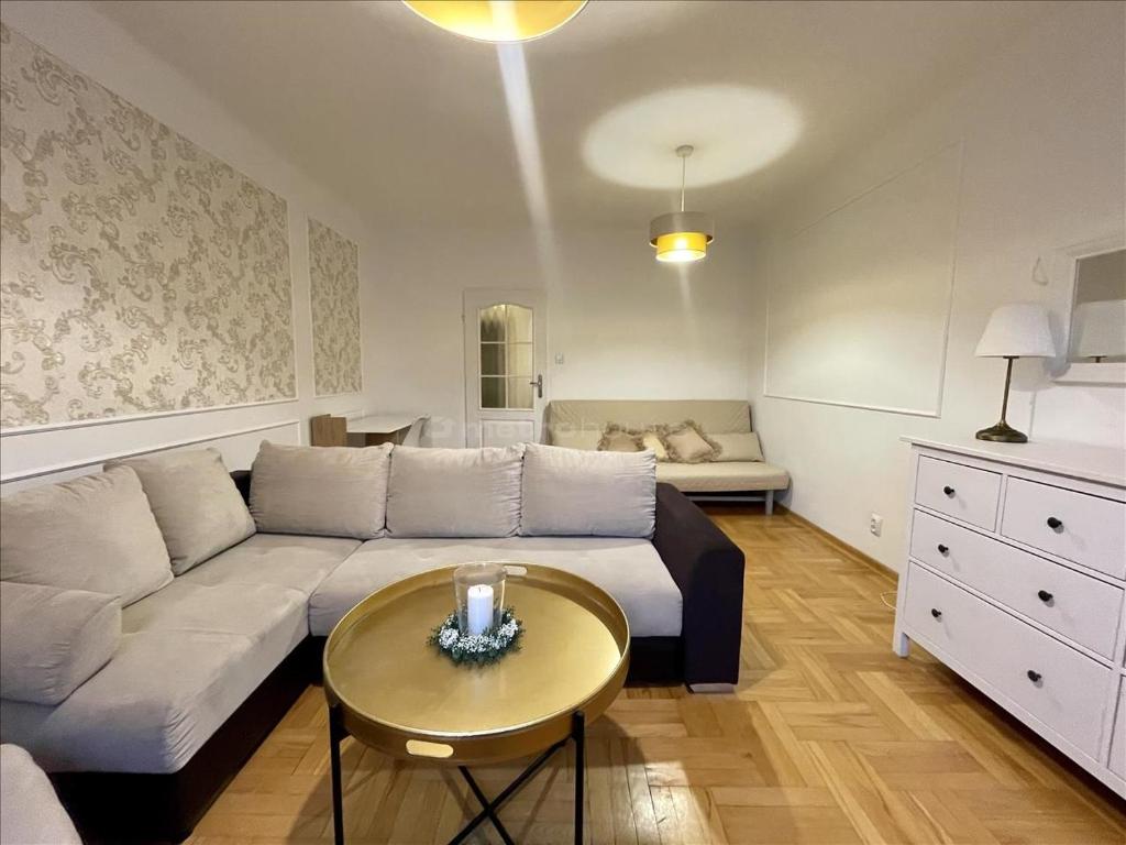 ein Wohnzimmer mit einem Sofa und einem Tisch in der Unterkunft Prague 9 apartments in Prag