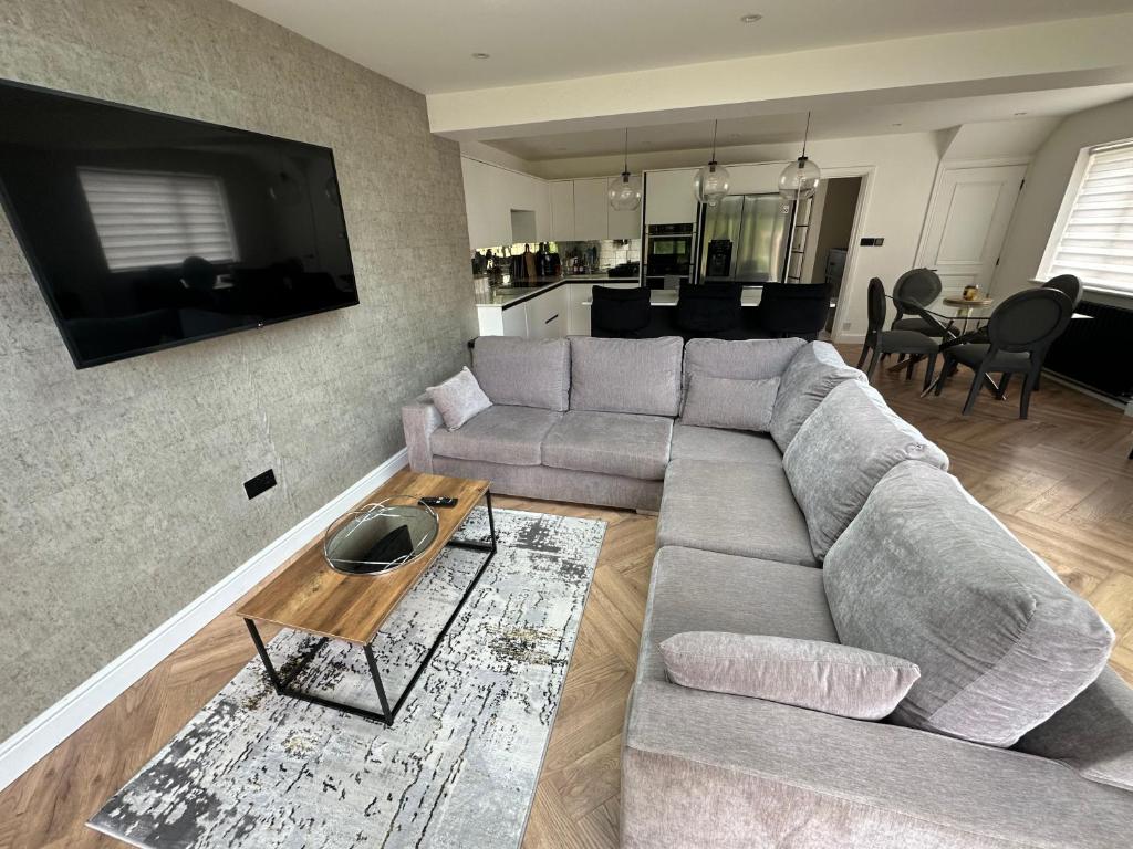 a living room with a couch and a table at 3 bedroom house Hildenborough in Hildenborough