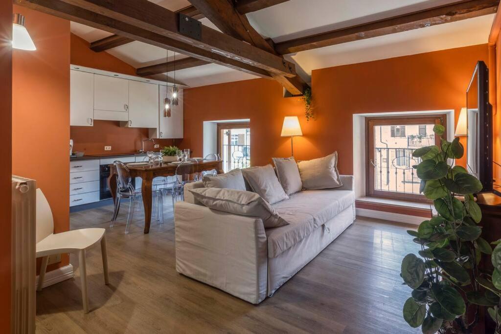 un soggiorno con divano bianco e una cucina di (Sferisterio) Casa Carmen con idromassaggio a Macerata