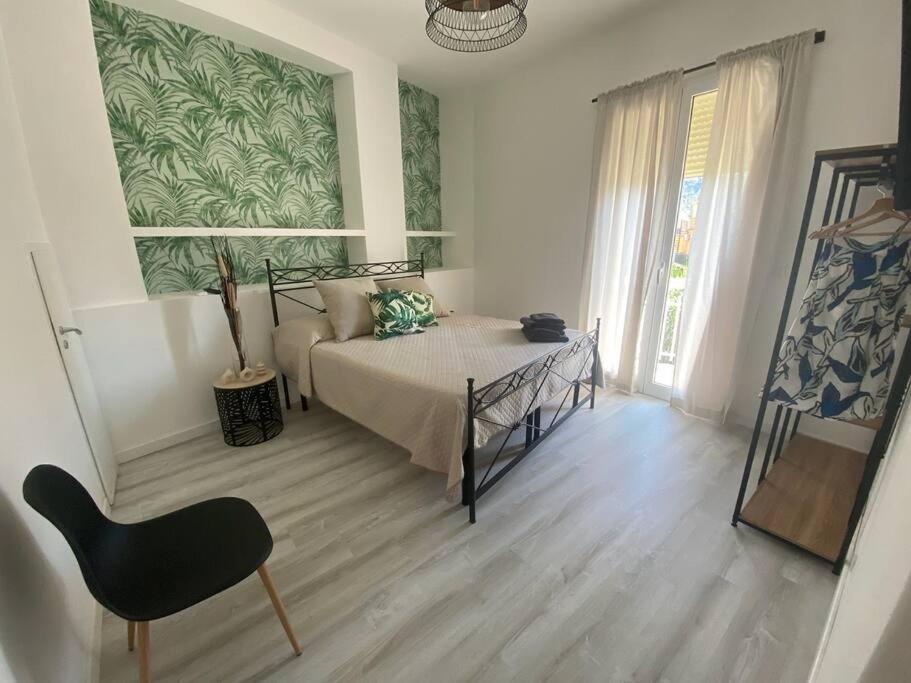 um quarto com uma cama, uma mesa e uma cadeira em LuLu Naxos Apartment em Giardini Naxos