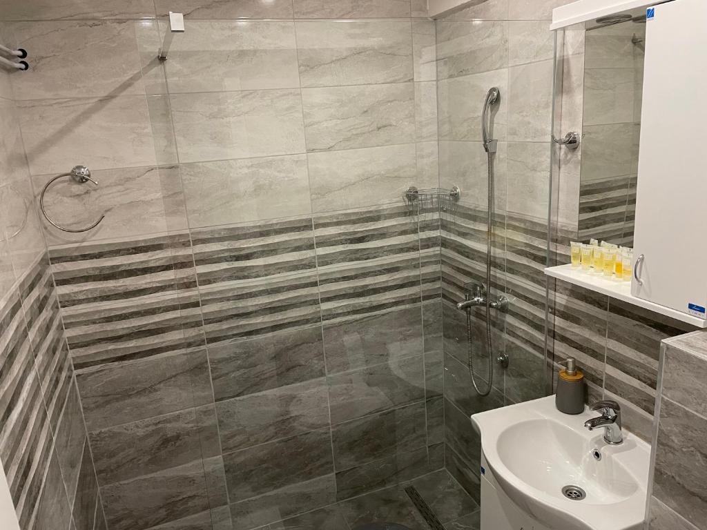 Koupelna v ubytování Bora Apartmani - FREE PARKING - CITY CENTER