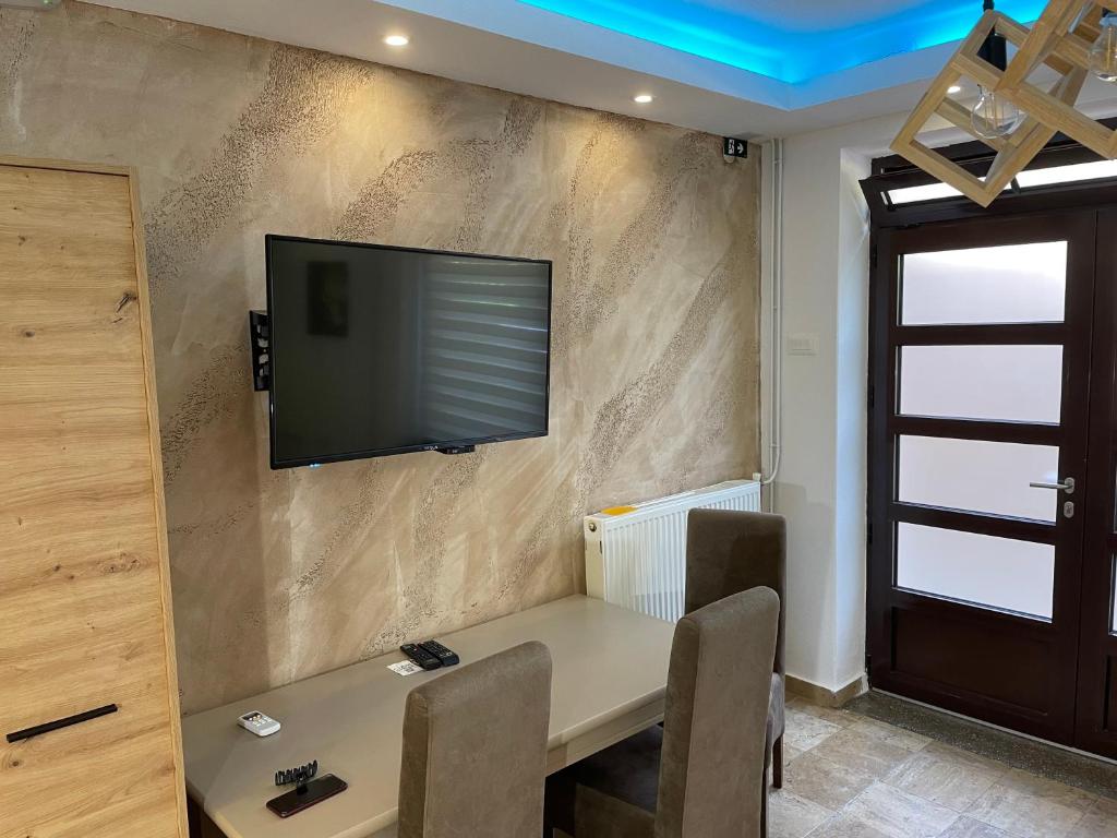 TV a/nebo společenská místnost v ubytování Bora Apartmani - FREE PARKING - CITY CENTER