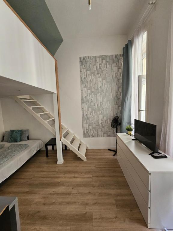Televízia a/alebo spoločenská miestnosť v ubytovaní Stylish Suite WestEnd
