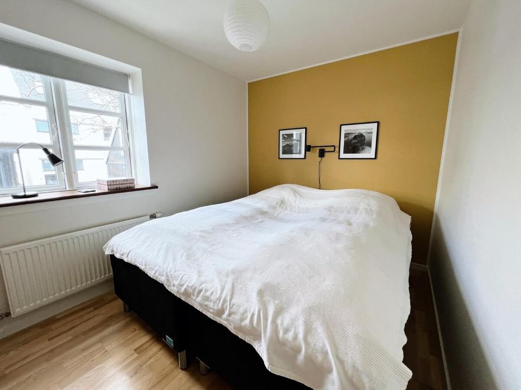 Un pat sau paturi într-o cameră la Experience Trshavn's Vibrant Culture