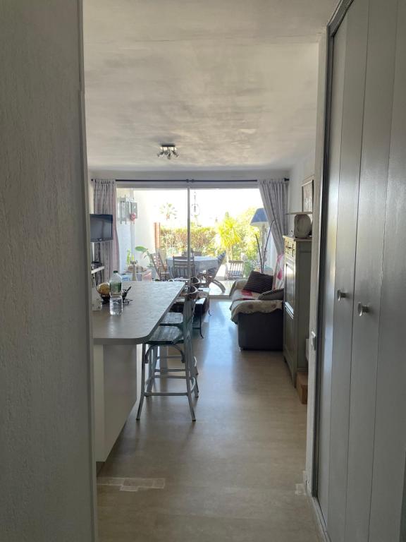 une cuisine et un salon avec une table et des chaises dans l'établissement T2 Cosy proche de la mer, à Cassis