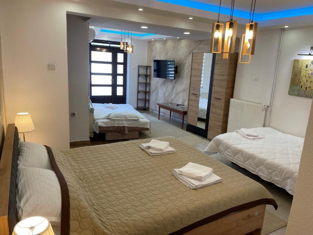 Postel nebo postele na pokoji v ubytování Bora Apartmani - FREE PARKING - CITY CENTER