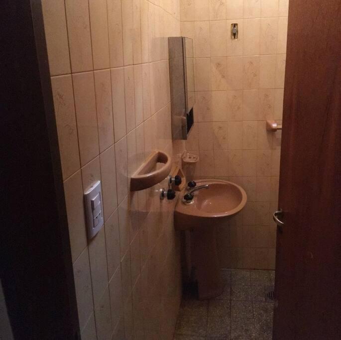 ein Badezimmer mit Waschbecken und Toilette in der Unterkunft Casa grande 5 pax San Antonio de Arredondo CORDOBA in San Antonio de Arredondo