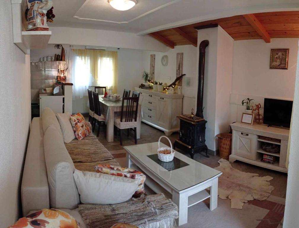 un soggiorno con divano e tavolo di Holiday Home Casa Rondo a Bihać