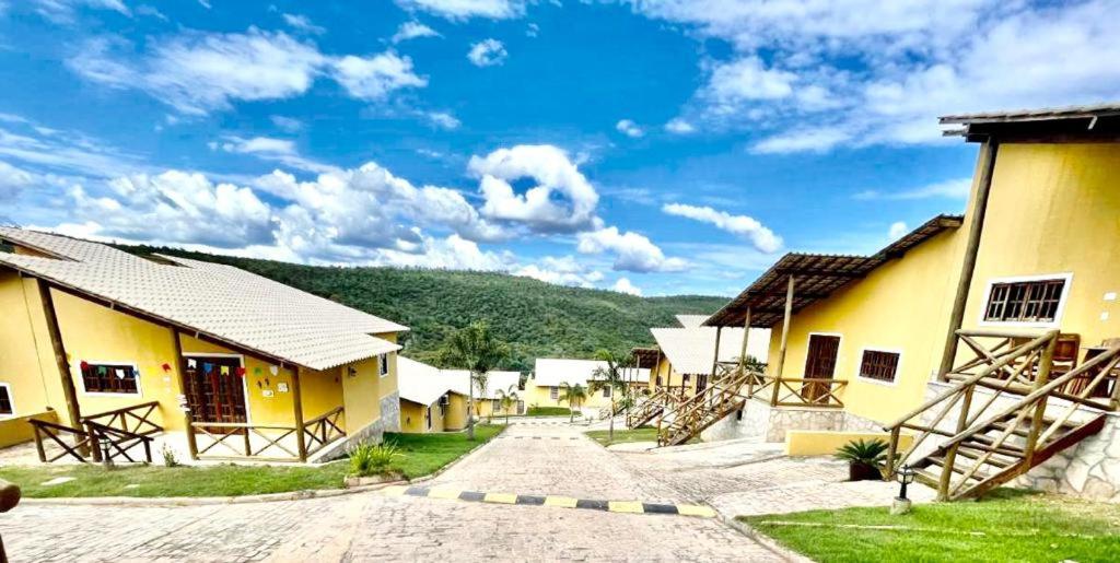 a street in a village with buildings and a blue sky at Chalé em Condomínio com Wi-fi em Lençóis/BA in Lençóis