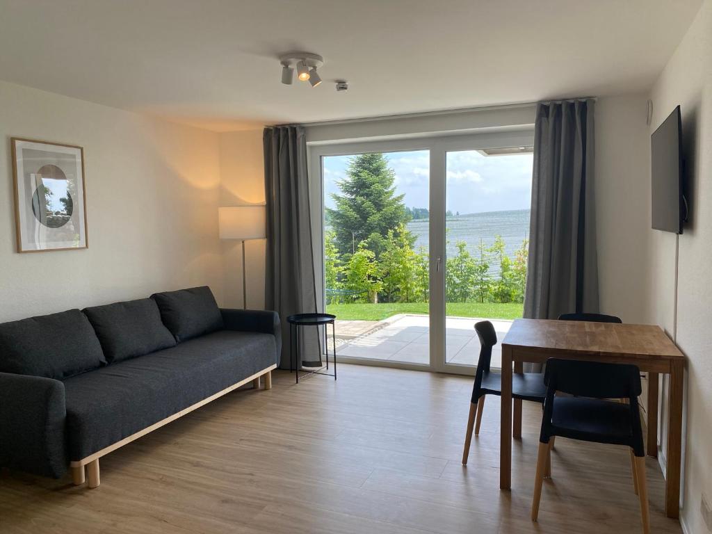 een woonkamer met een bank en een tafel bij Apartment Kaapi in Friedrichshafen
