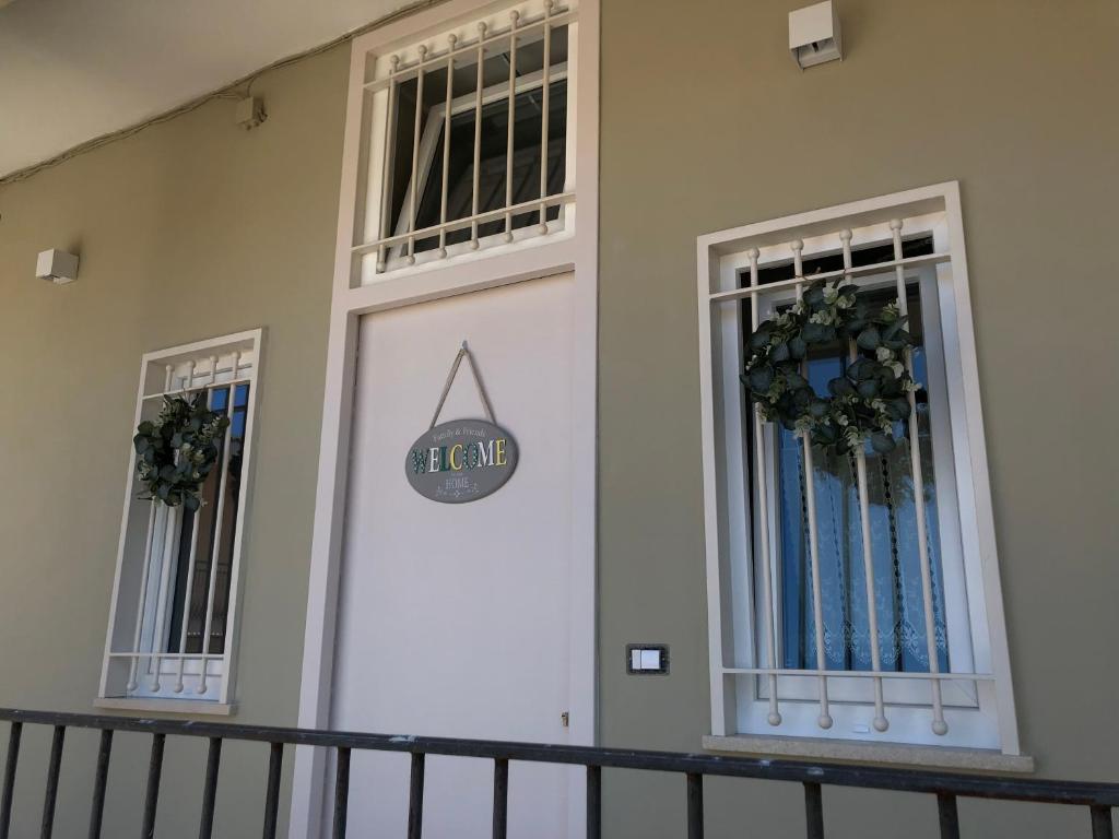 una puerta delantera de un edificio con un cartel en Alma House Pompei new, en Pompeya