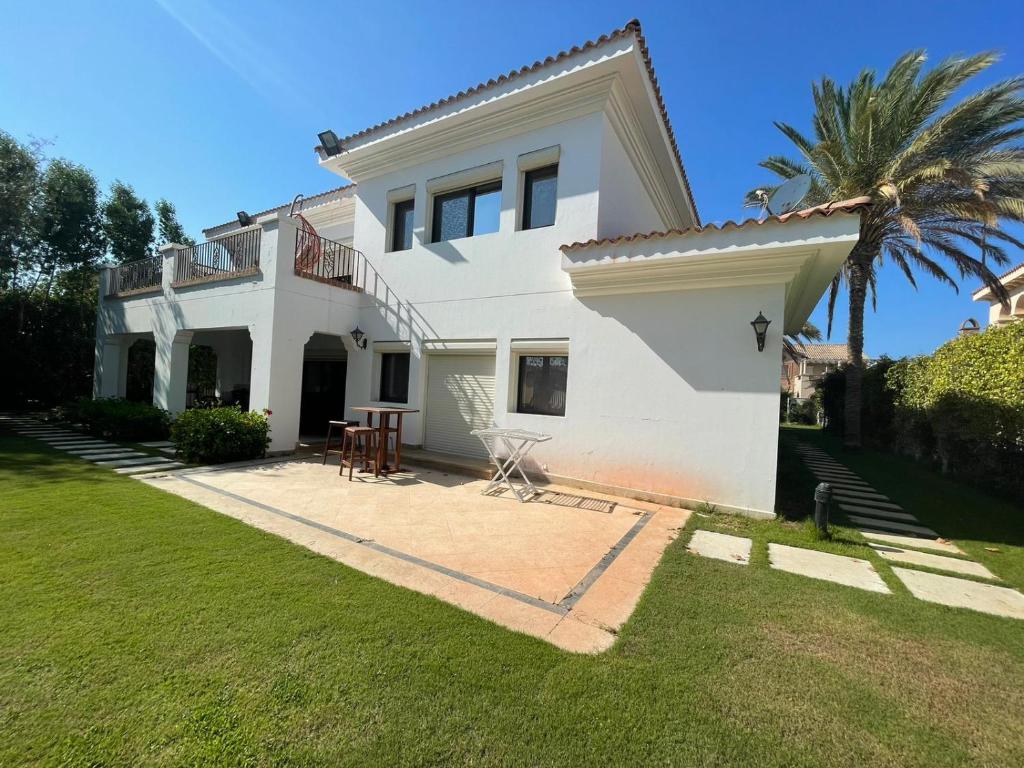 Stand Alone Villa in Arezzo Marassi, [Direct on the lake]