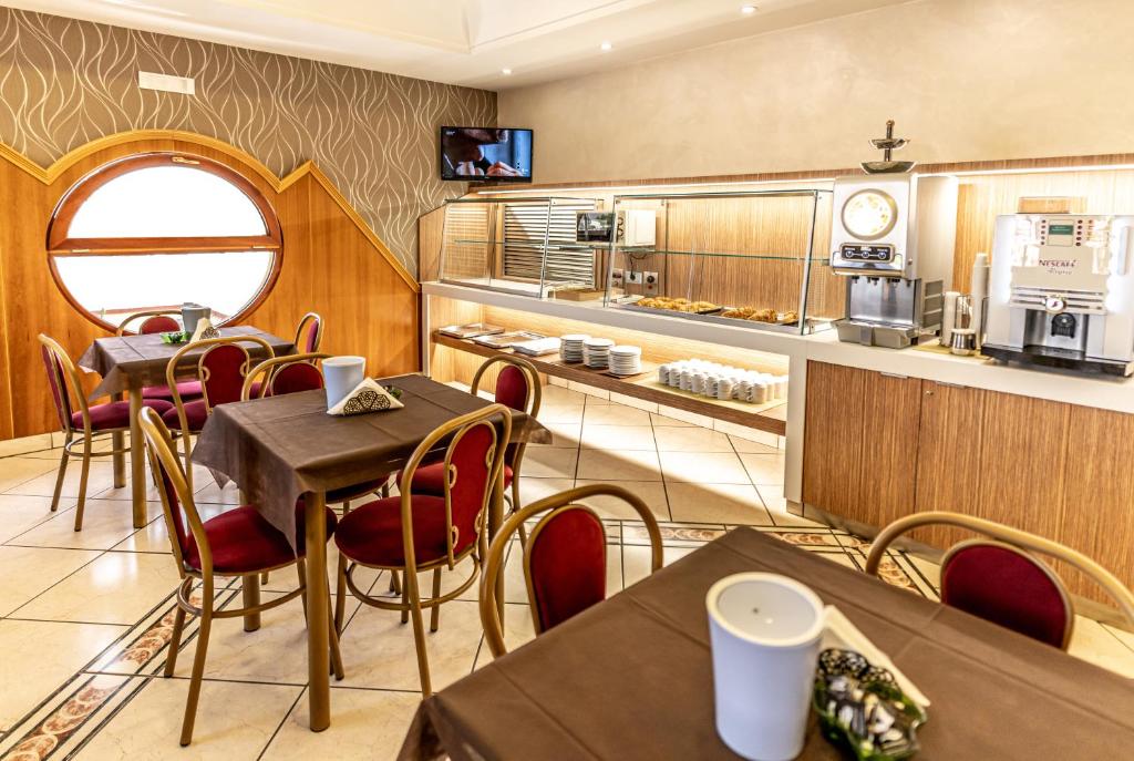 Kuchyň nebo kuchyňský kout v ubytování Hotel Smeraldo