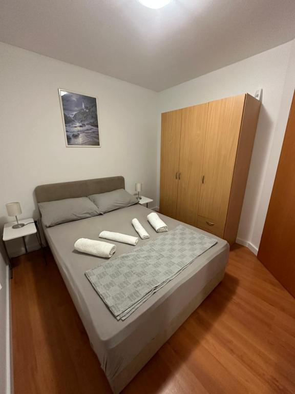sypialnia z dużym łóżkiem i drewnianą szafką w obiekcie Apartment Ivek w mieście Mandre