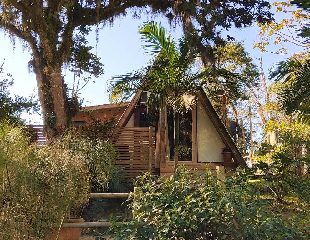 una casa con palme di fronte di Cabana Alpina a Imaruí