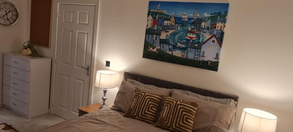 um quarto com uma cama e um quadro na parede em Cross River em Durham