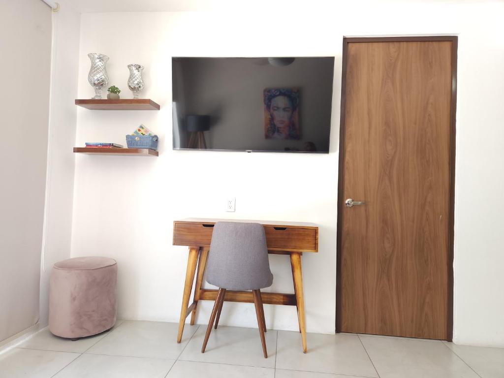 TV a/nebo společenská místnost v ubytování Depa nuevo en el corazón de GDL con seguridad y alberca