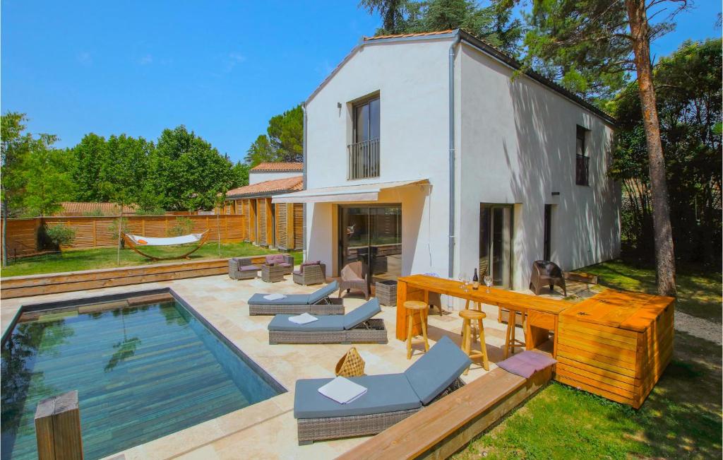 une villa avec une piscine et une maison dans l'établissement Beautiful Home In Vagnas With Outdoor Swimming Pool, à Vagnas