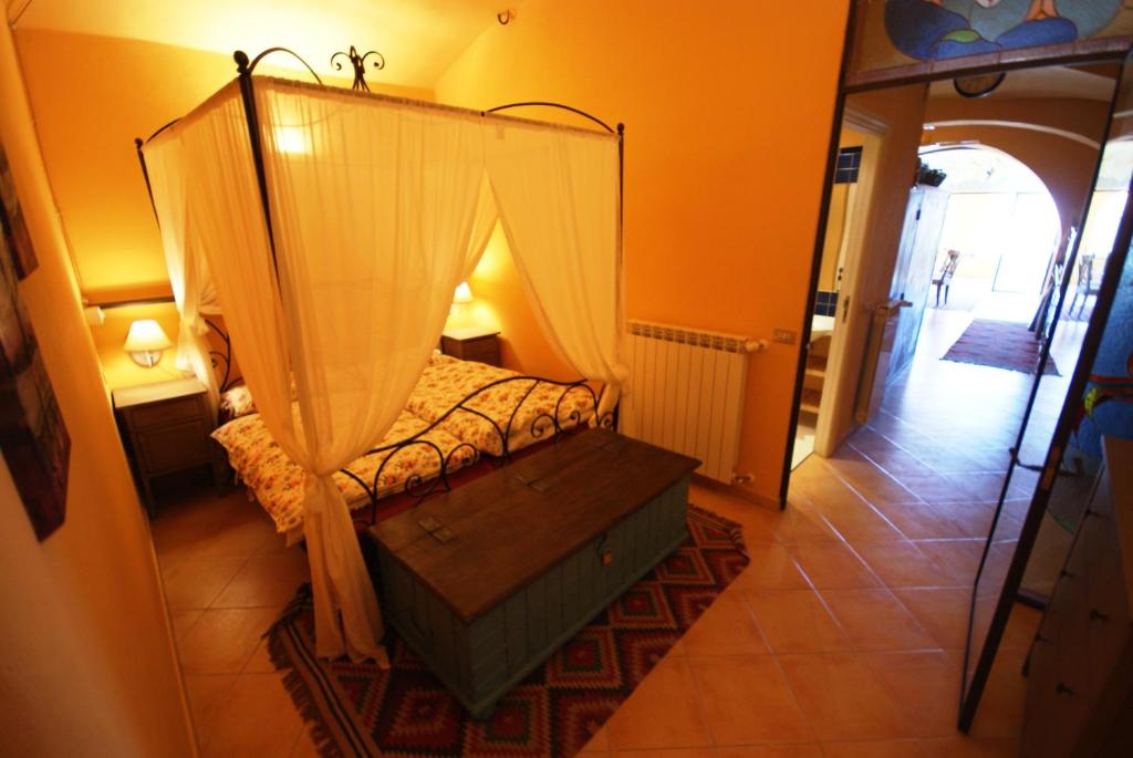 ein Schlafzimmer mit einem Himmelbett in der Unterkunft Da Tiziana in Imperia