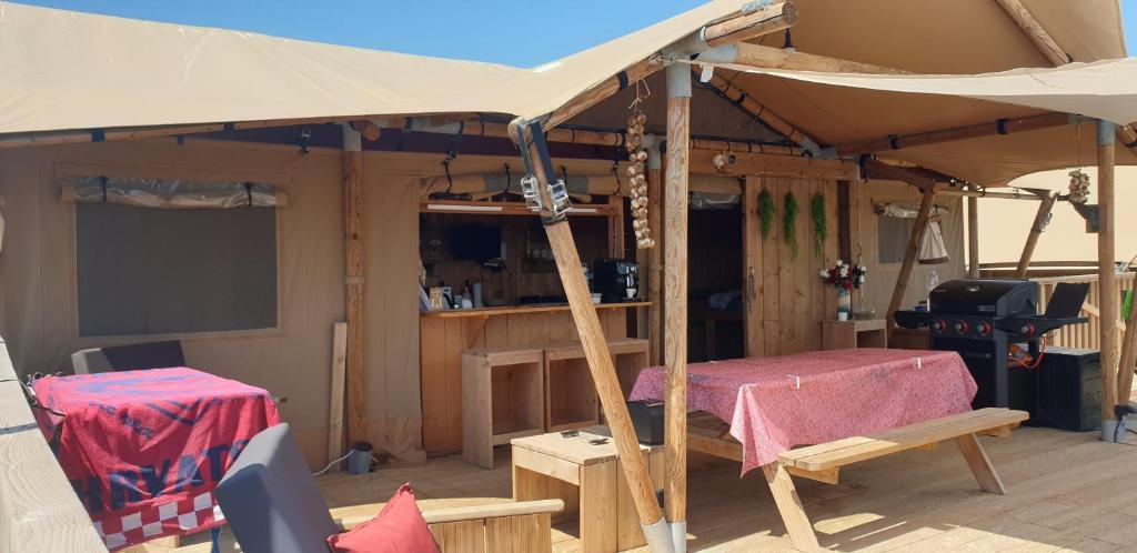 a tent with a table and a tv in a room at Larah Land 4 Star Glamping Yala Lodge plus kids lodge in Šimuni