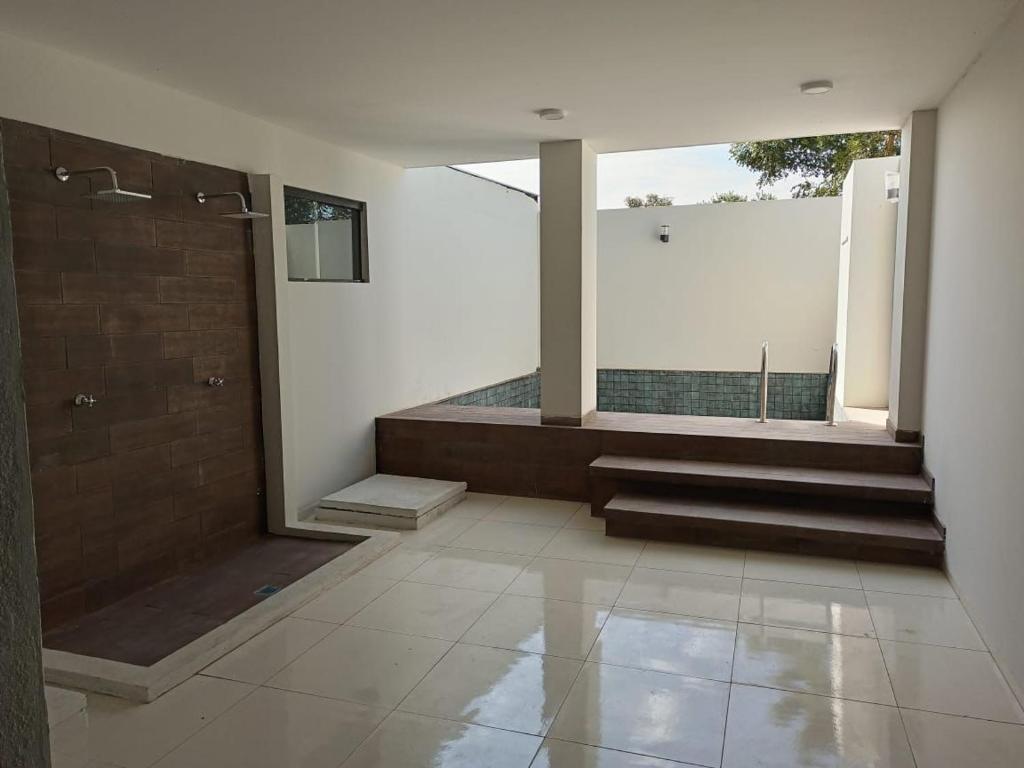 a bathroom with a walk in shower and a staircase at DEPARTAMENTO A ESTRENAR EN CONDOMINIO NUEVO 2023 zona norte cerca UCEBOL in Santa Cruz de la Sierra