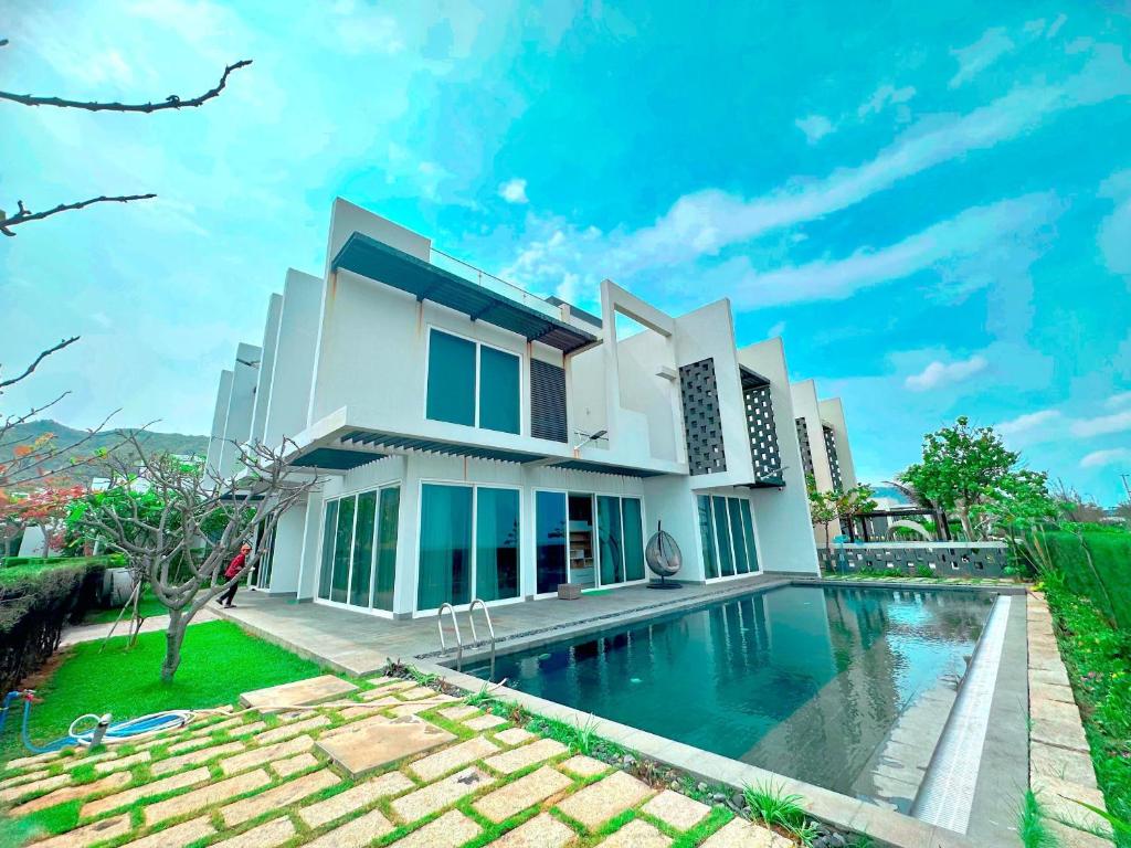Oceanami Villas & Beach Club Long Hai at 1, 3, 4 Bedroom & 5, 6 Bedroom Beachfront private pool - Villa - Strandfront