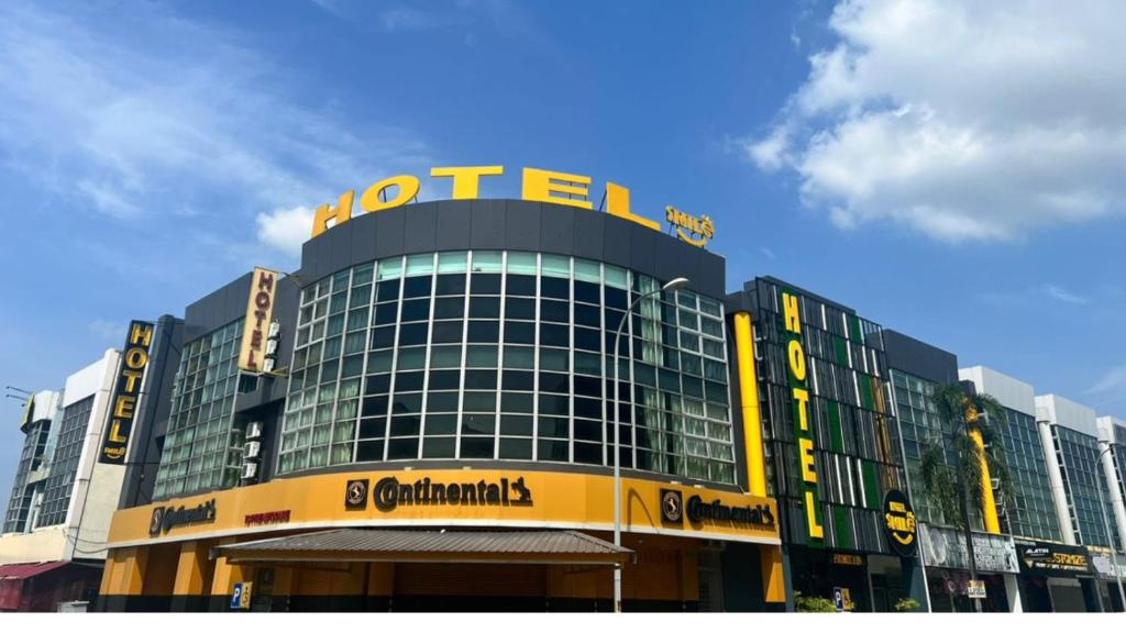 a hotel with a sign on the top of it at Smile Hotel Klang Bukit Tinggi in Kampong Telok Gadong Besar