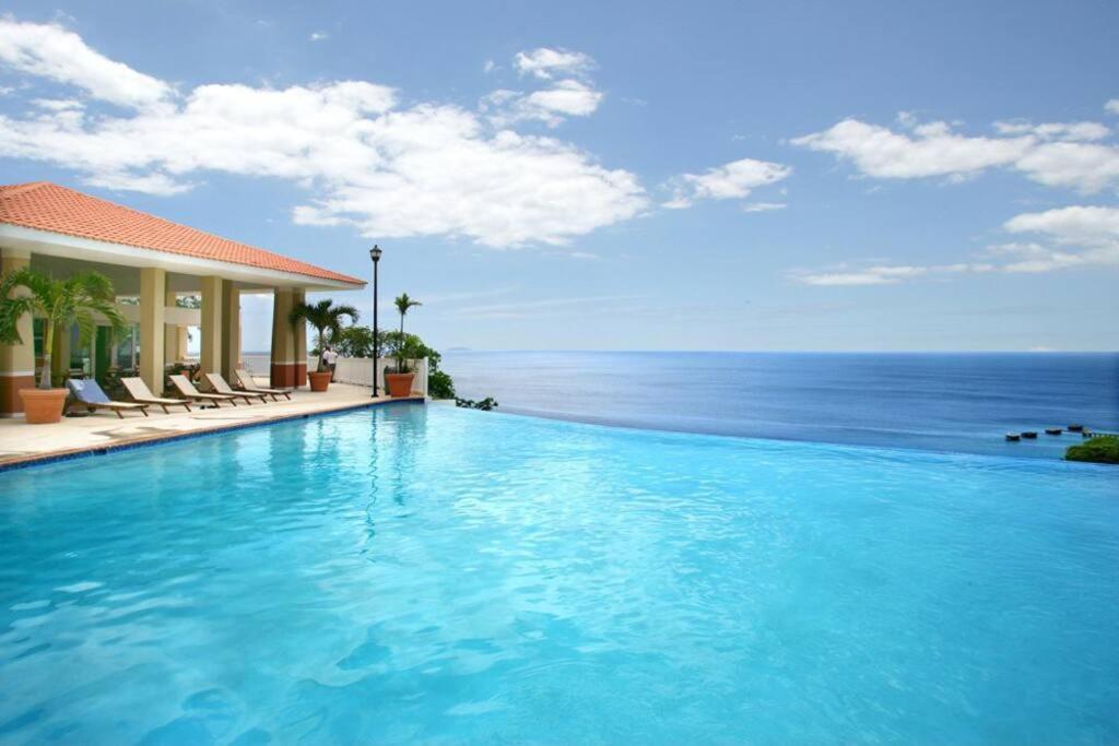 阿瓜迪亞的住宿－Sunset Vista Paradise，一座背景海洋的游泳池