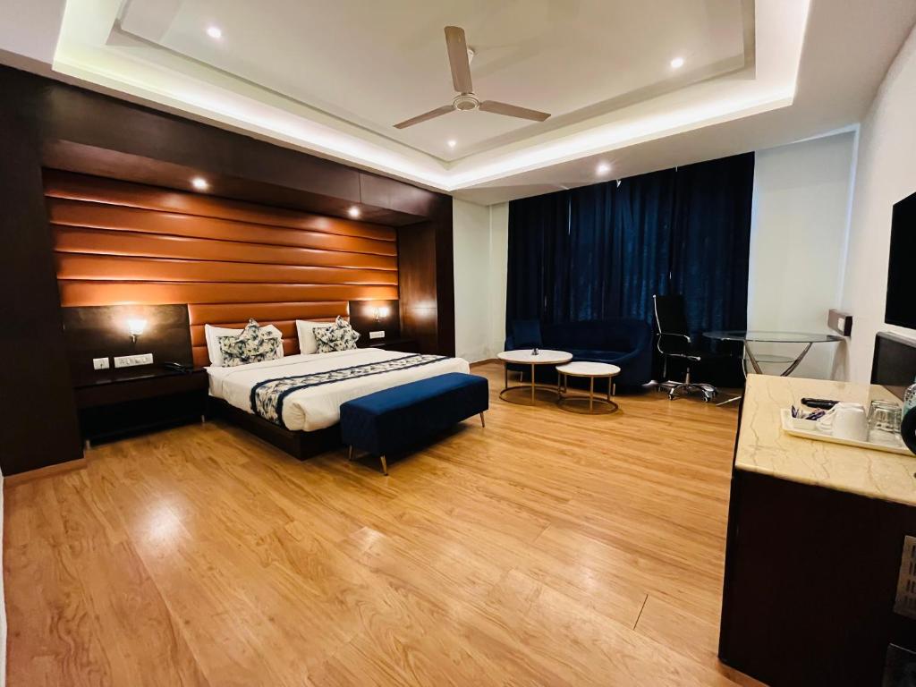Habitación de hotel con cama y mesa en Hotel Myriad, en Lucknow