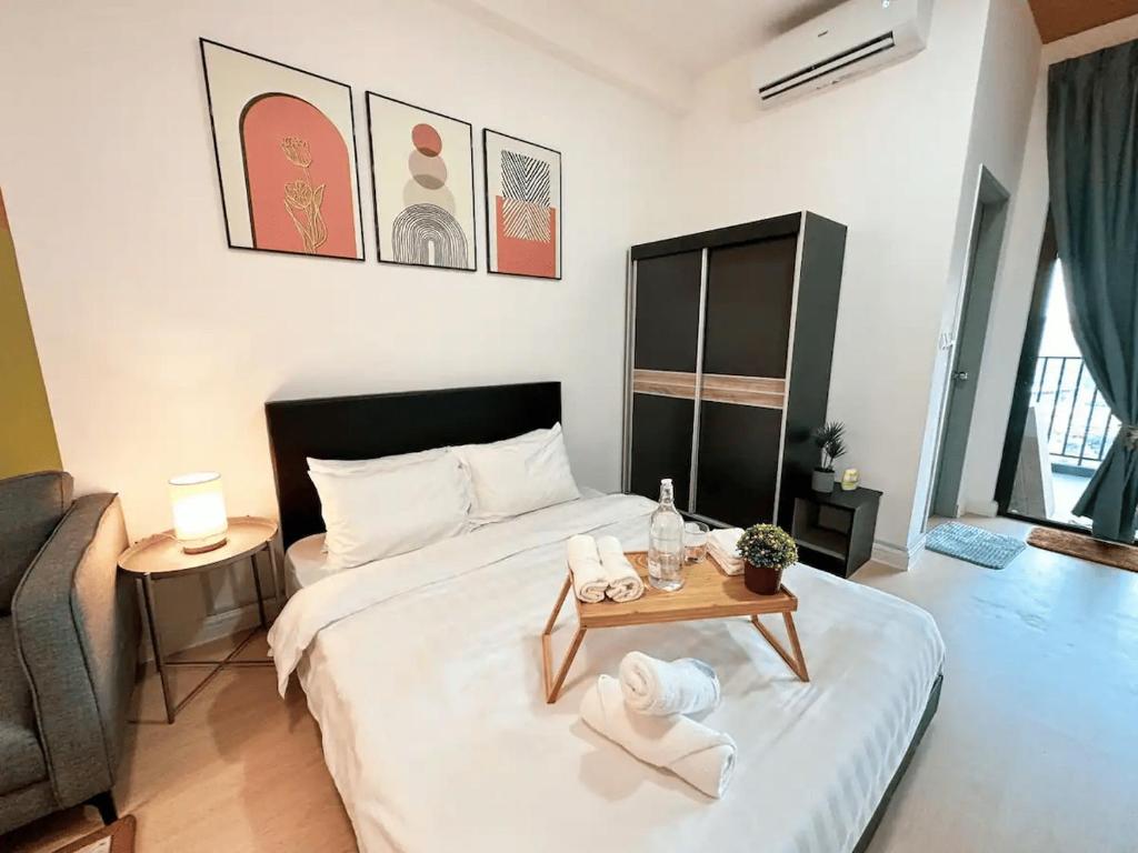 Postel nebo postele na pokoji v ubytování Netizen Cozy Suite By GUESTONIC