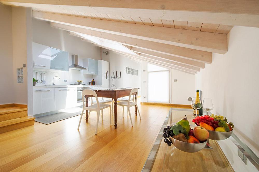 una cocina con mesa y un bol de fruta en Apartment 23, en Como