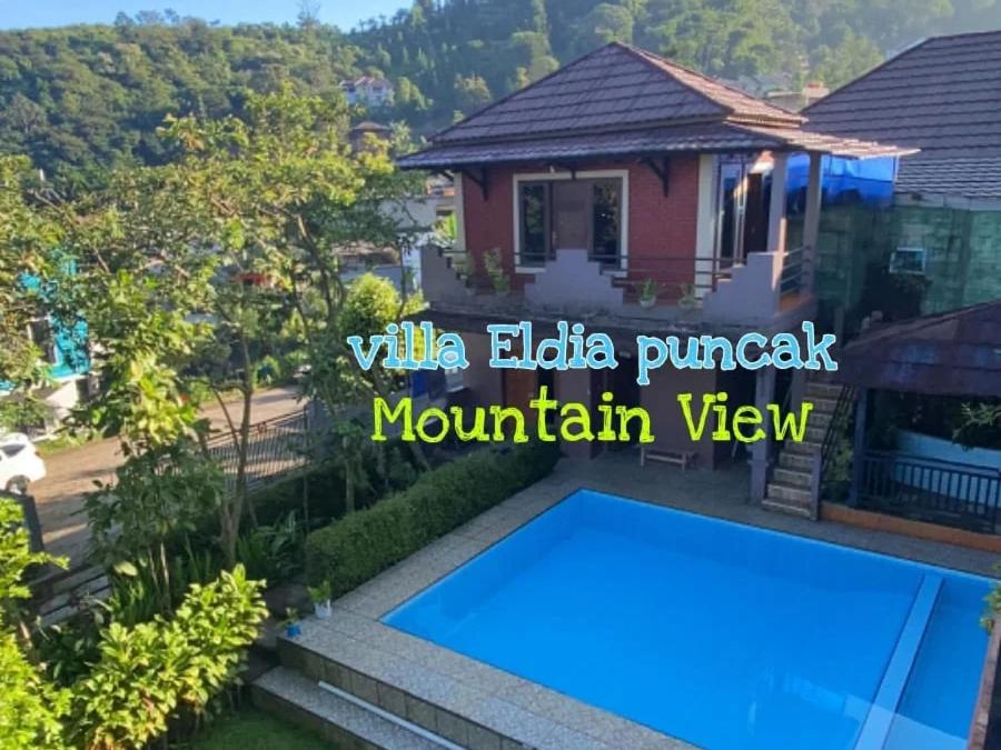 Willa Elka z basenem i widokiem na góry w obiekcie Vila Bumi Rama puncak cisarua w mieście Cisarua