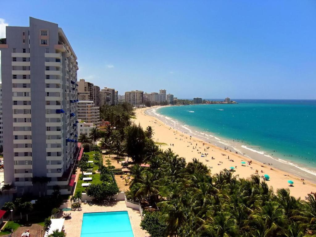 卡羅利納的住宿－private apartmento airport 7 minutes y de la playa，从度假村的阳台上可欣赏到海滩景色