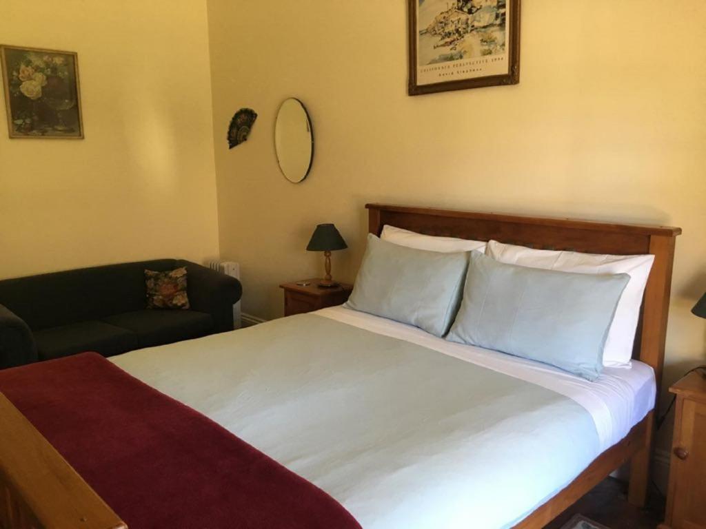 Postel nebo postele na pokoji v ubytování Halfmoon Cottage