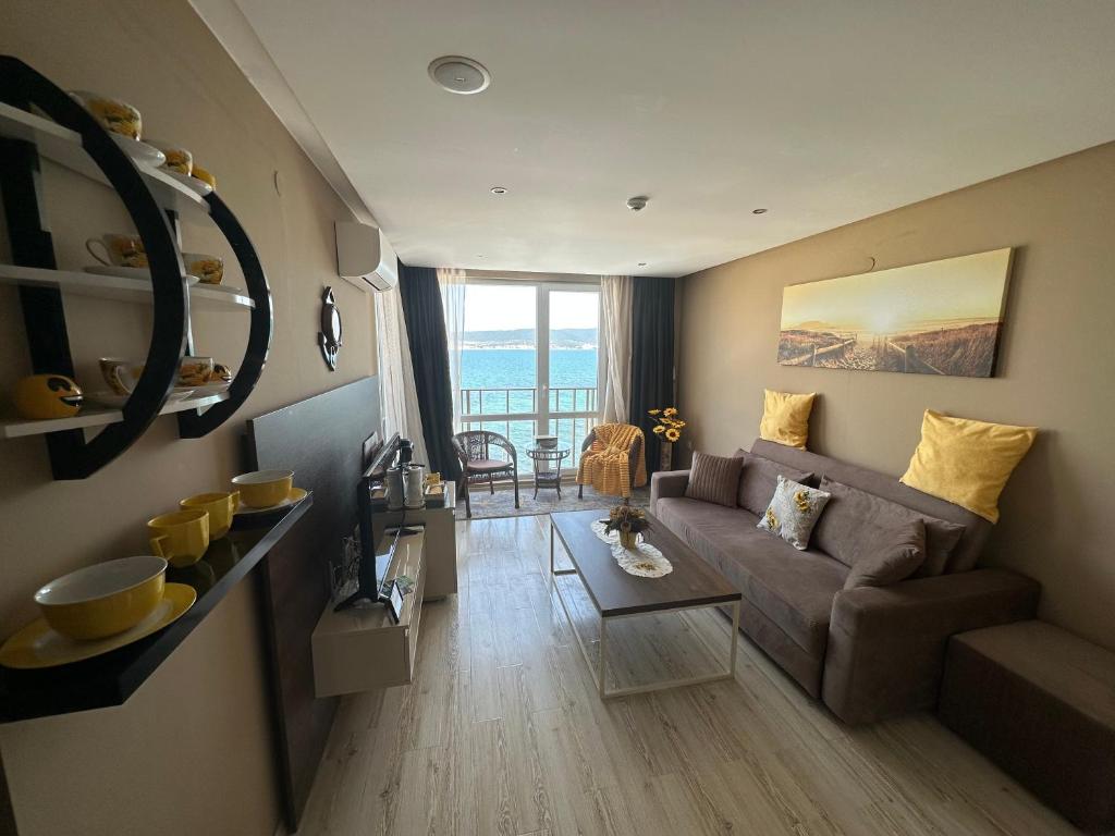 Posezení v ubytování One Bedroom Private Apartment Paradiso B 501