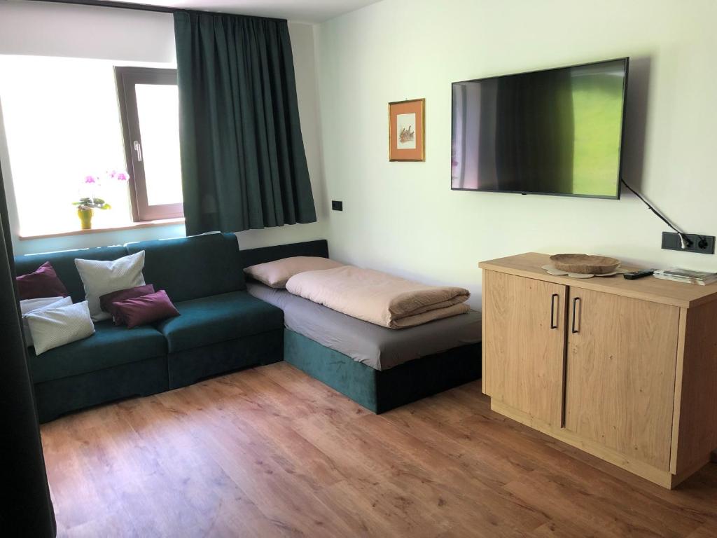 Televízia a/alebo spoločenská miestnosť v ubytovaní Appartements Pedescin