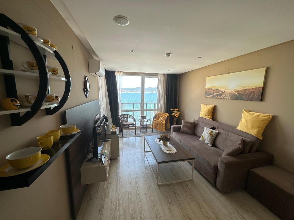 Posezení v ubytování One Bedroom Private Apartment Paradiso B 501