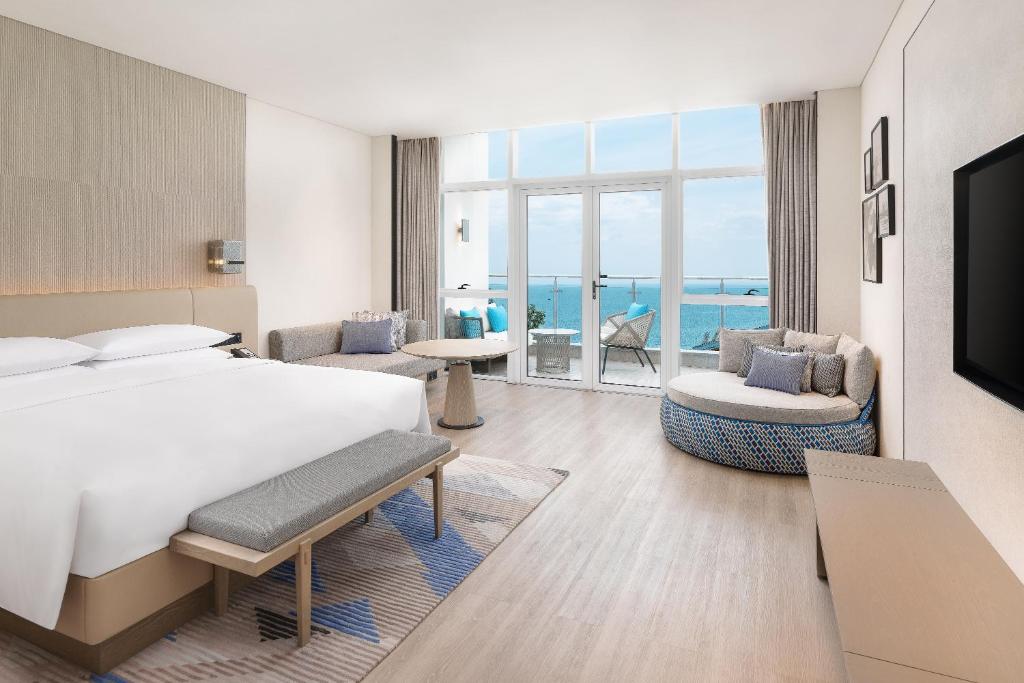Postel nebo postele na pokoji v ubytování Sheraton Beihai Resort