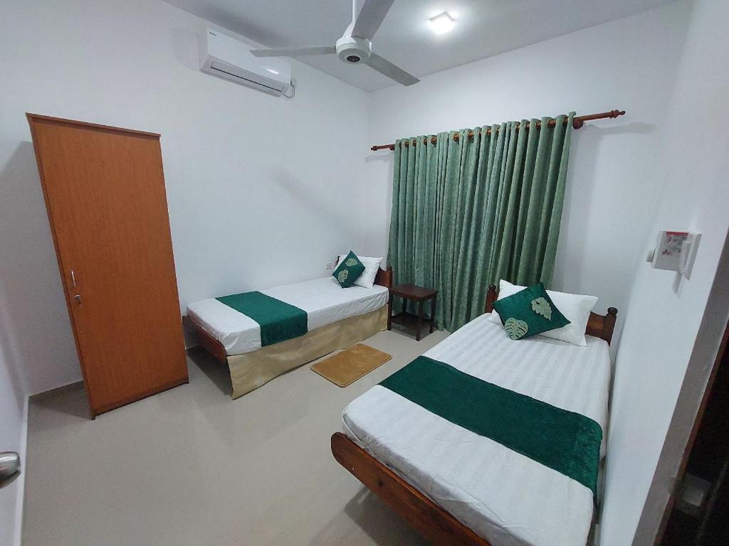 Un pat sau paturi într-o cameră la Elixia Emerald 2 Bed Room Fully Furnished Apartment colombo, Malabe