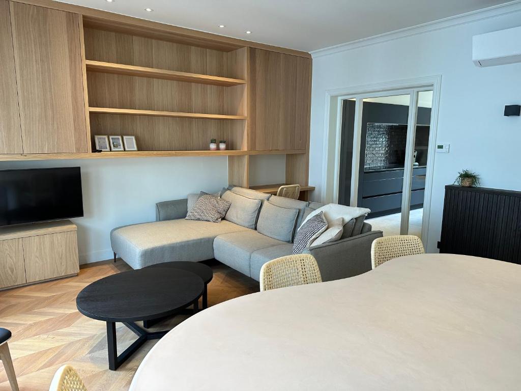 sala de estar con sofá y TV en Villa Marguerite, en Ostende
