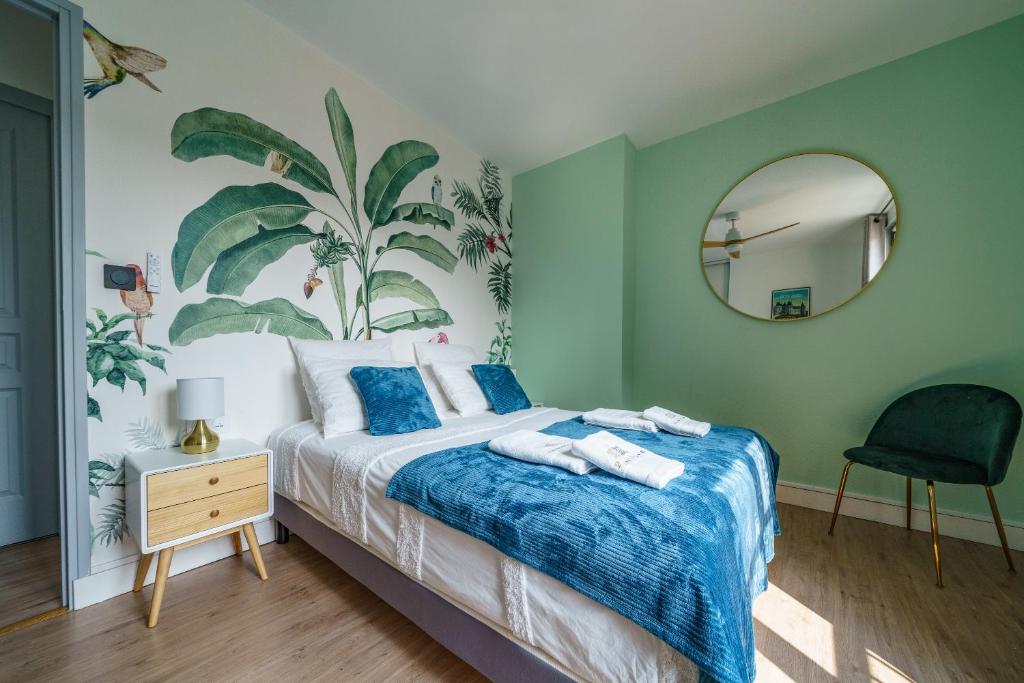 1 dormitorio con 1 cama con espejo y silla en Le Baleschoux - PrestiPlace Tours, en Tours