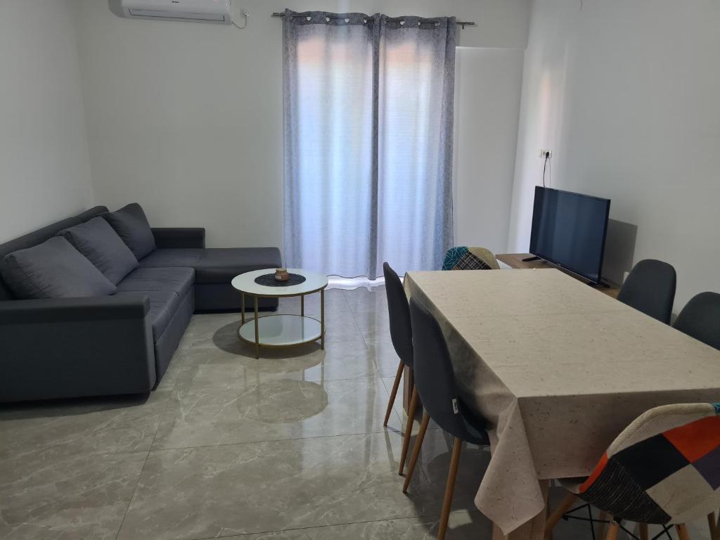 ein Wohnzimmer mit einem Sofa und einem Tisch in der Unterkunft Apartman Lena in Zadar