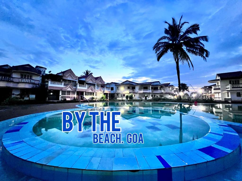 uma grande piscina em frente a um resort em LUSO Beach Homes Goa em Benaulim