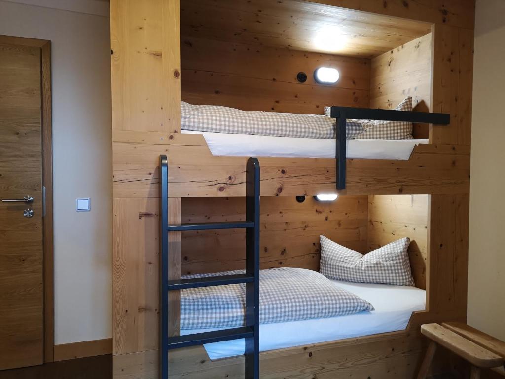 Postel nebo postele na pokoji v ubytování Dreimäderlhaus - Das vegetarische Boutique Hotel